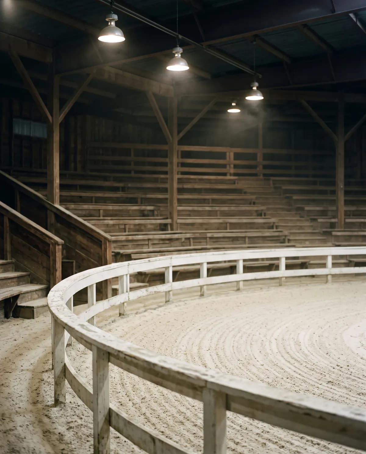 Ein leerer Auktionsring, frisch abgezogen, das Licht brennt vor der Auktion.